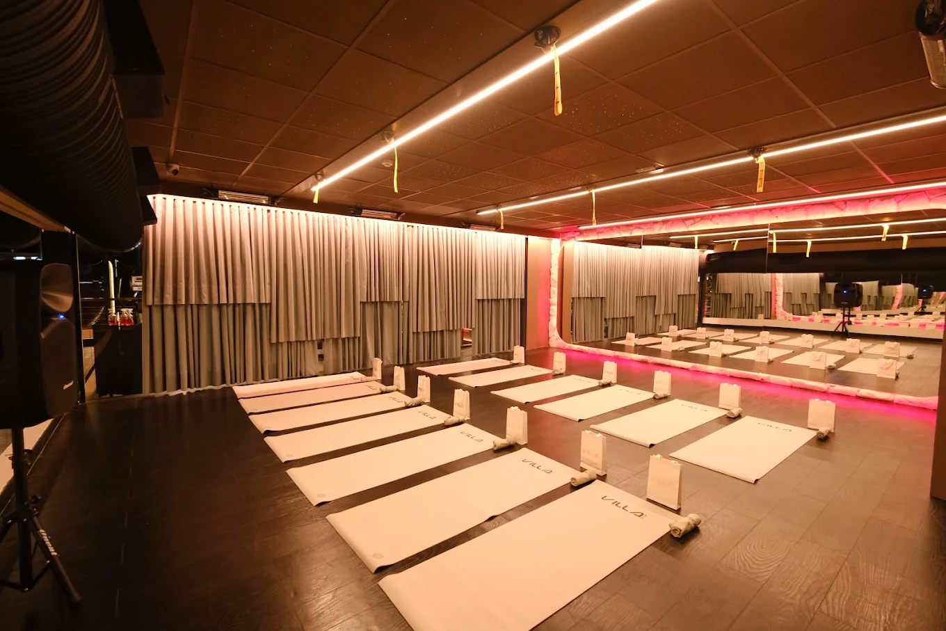 Studio coletivo com iluminação cênica
